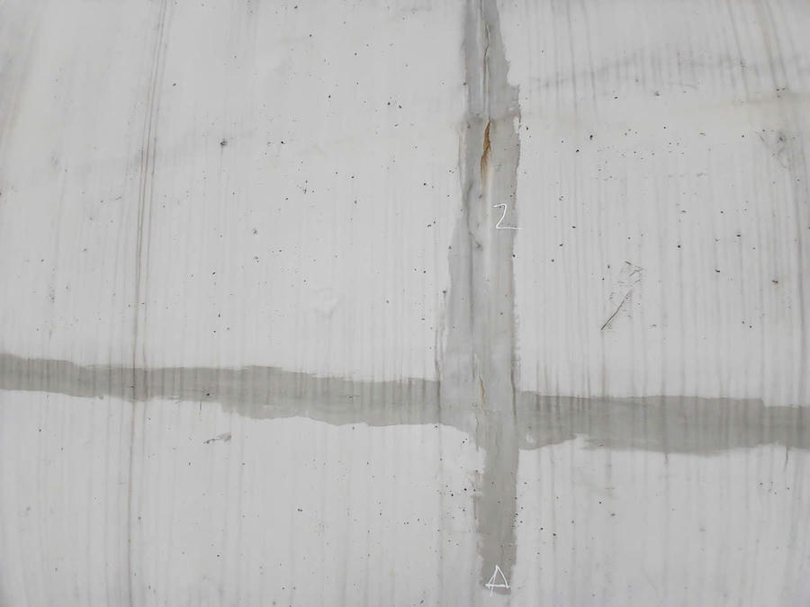 Hiện cơ quan chức năng đã đánh dấu để theo dõi các vết nứt.