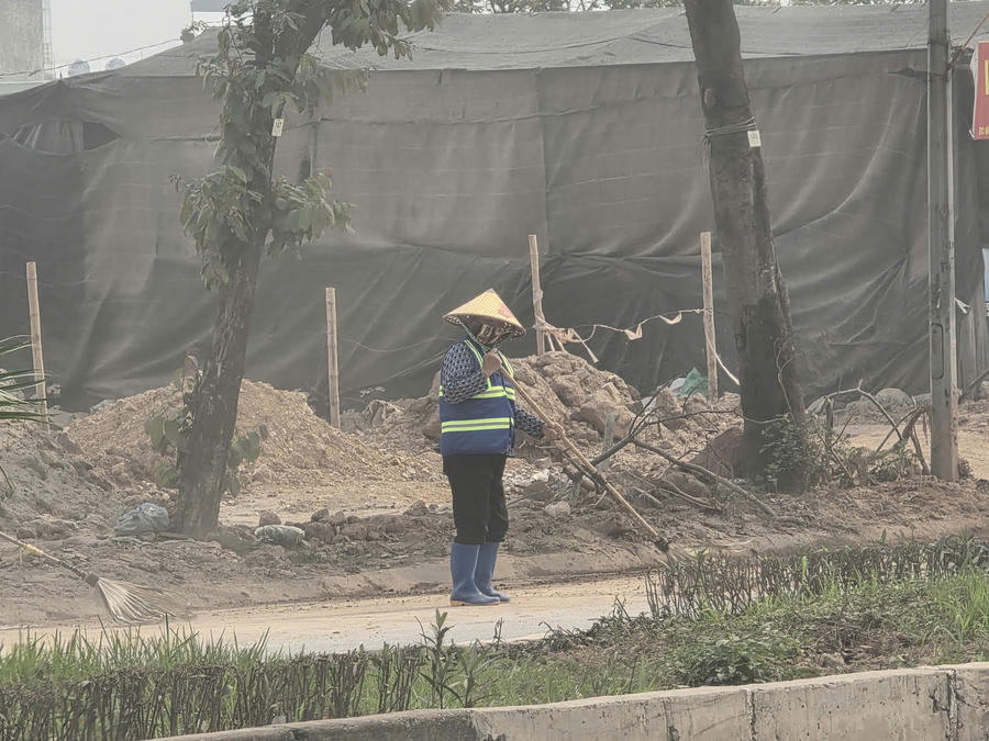 Tại khu vực này ghi nhận chỉ có 1-2 công nhân túc trực để quét dọn bùn đất. Tuy nhiên, do lượng bùn đất rơi vãi nhiều và không có nước để tưới rửa mặt đường, việc quét khô trông thời tiết nắng nóng lại càng khiến bụi khuếch tán mạnh ra môi trường.