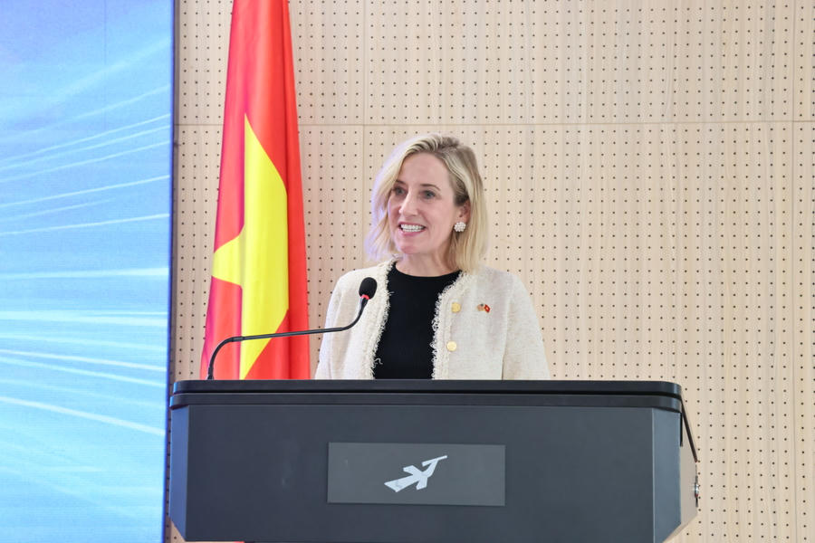 Bà Melissa Brown phát biểu tại buổi giao lưu.