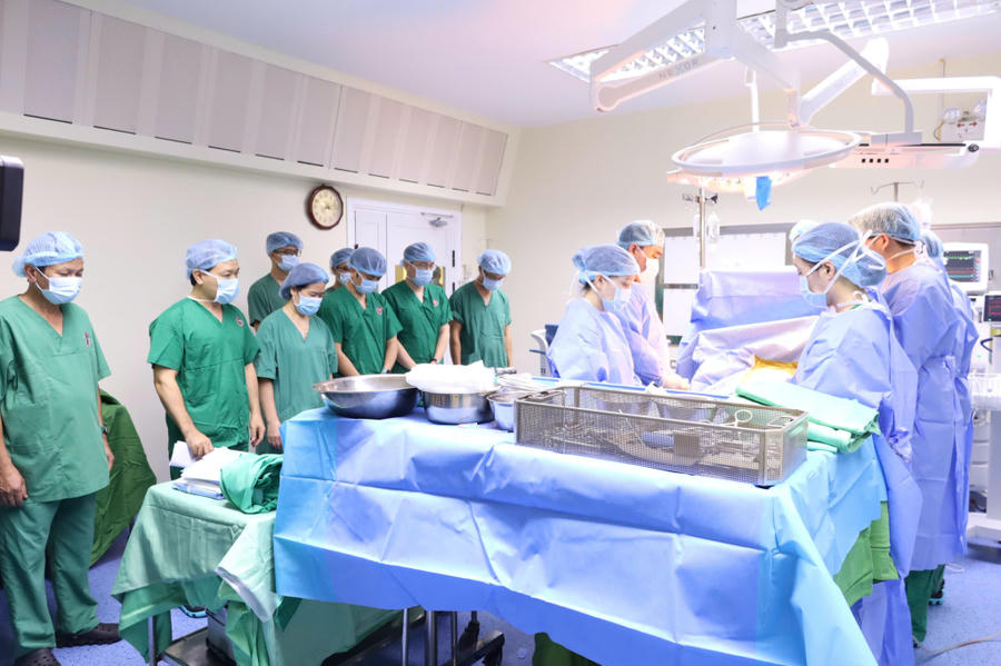 Các y, bác sĩ Bệnh viện Việt Nam - Thụy Điển Uông Bí phối hợp triển khai ca lấy, ghép đa tạng, nối dài cơ hội sống cho nhiều bệnh nhân hiểm nghèo.