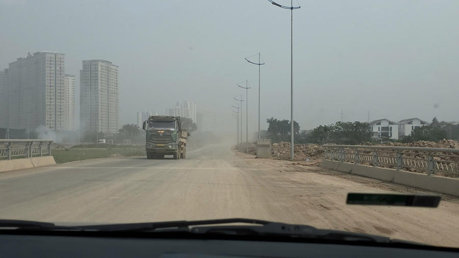 Trước thực trạng nhiều xe chở đất từ Dự án hồ điều hoà Yên Nghĩa 1có dấu hiệu quá khổ, quá tải, không che chắn, không vệ sinh phương tiện trước khi ra đường đã khiến bùn đất rơi vãi, gây ô nhiễm môi trường và ảnh hưởng đến giao thông khu vực.