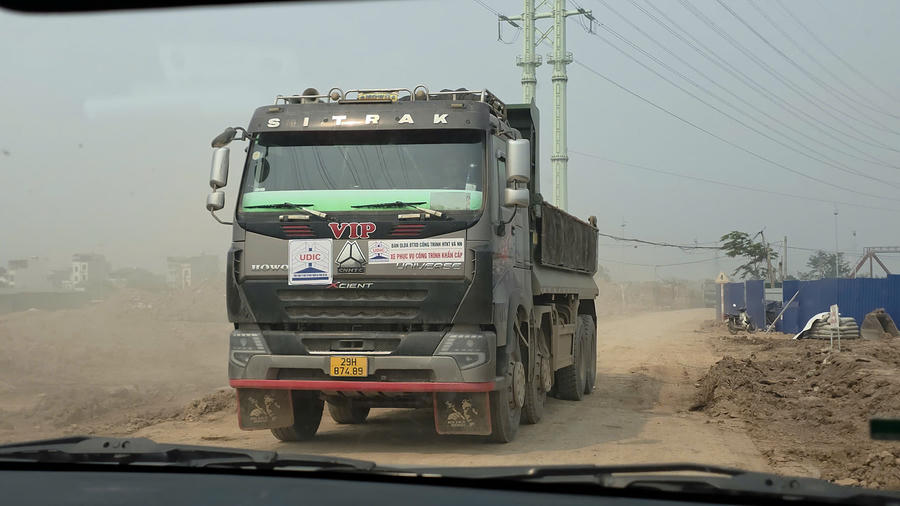 Trước thực trạng nhiều xe chở đất từ Dự án hồ điều hoà Yên Nghĩa 1có dấu hiệu quá khổ, quá tải, không che chắn, không vệ sinh phương tiện trước khi ra đường đã khiến bùn đất rơi vãi, gây ô nhiễm môi trường và ảnh hưởng đến giao thông khu vực.