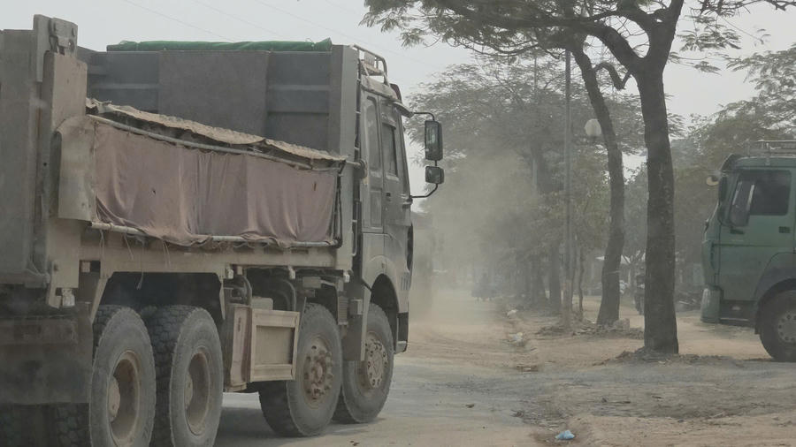 Tuy nhiên, ghi nhận của PV vào chiều ngày 6/4, hàng đoàn xe nối đuôi nhau ra vào dự án tập nập. Không ít xe không được che chắn kỹ càng, không được xịt rửa bánh trước khi ra khỏi dự án, dẫn đến con đường đi vào dự án luôn trong tình trạng bụi đất mù mịt.