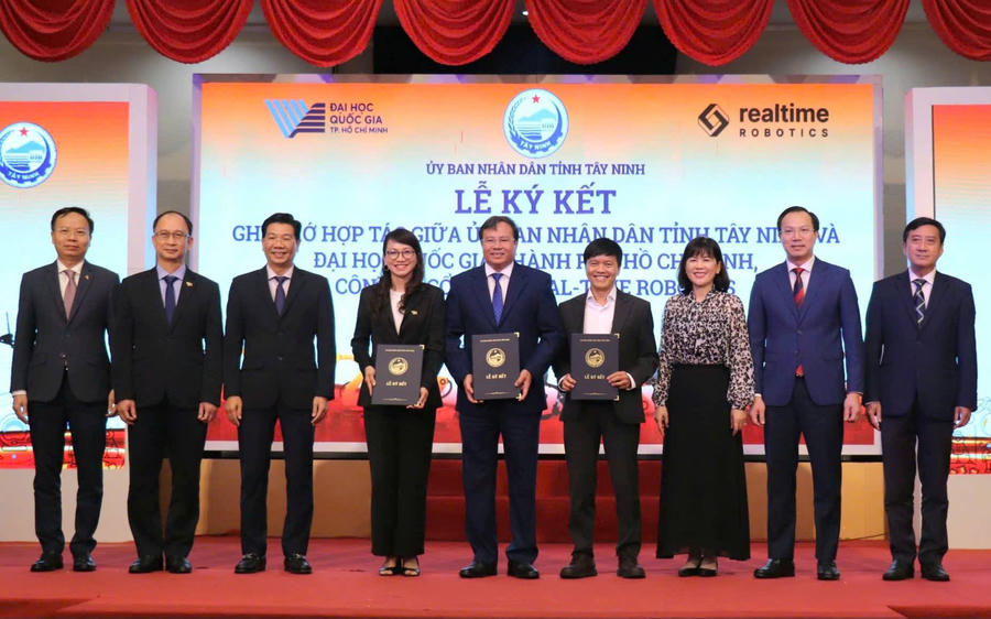 Lãnh đạo tỉnh Tây Ninh ký kết hợp tác với Đại học Quốc gia TP.HCM và Công ty Cổ phần Real-Time Robotics vào ngày 2/4.