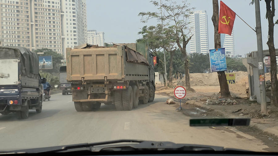 Tại khu vực này ghi nhận chỉ có 1-2 công nhân túc trực để quét dọn bùn đất. Tuy nhiên, do lượng bùn đất rơi vãi nhiều và không có nước để tưới rửa mặt đường, việc quét khô trông thời tiết nắng nóng lại càng khiến bụi khuếch tán mạnh ra môi trường.