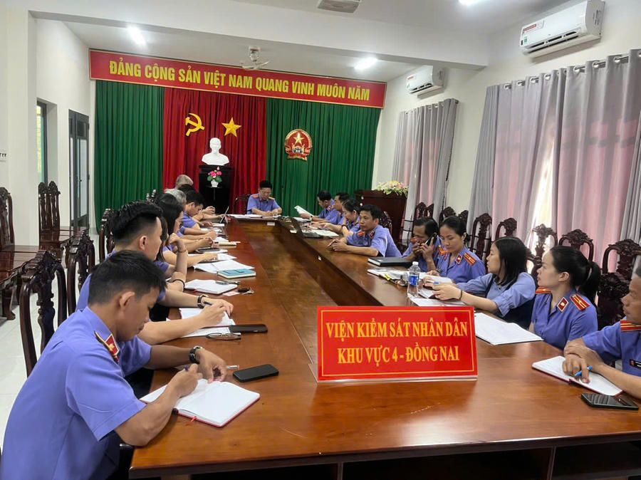 Tập thể&nbsp;VKSND khu vực 4 họp triển khai công việc.