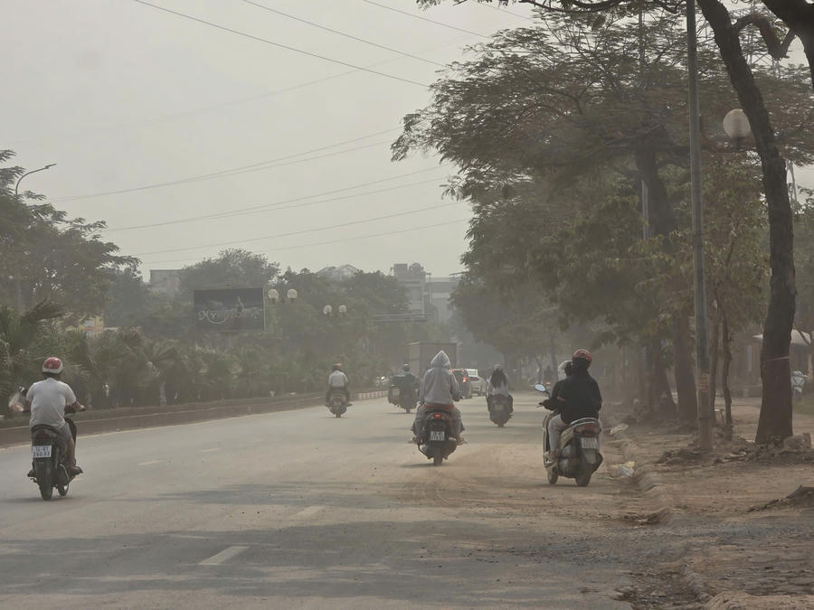 Trước thực trạng nhiều xe chở đất từ Dự án hồ điều hoà Yên Nghĩa 1có dấu hiệu quá khổ, quá tải, không che chắn, không vệ sinh phương tiện trước khi ra đường đã khiến bùn đất rơi vãi, gây ô nhiễm môi trường và ảnh hưởng đến giao thông khu vực.