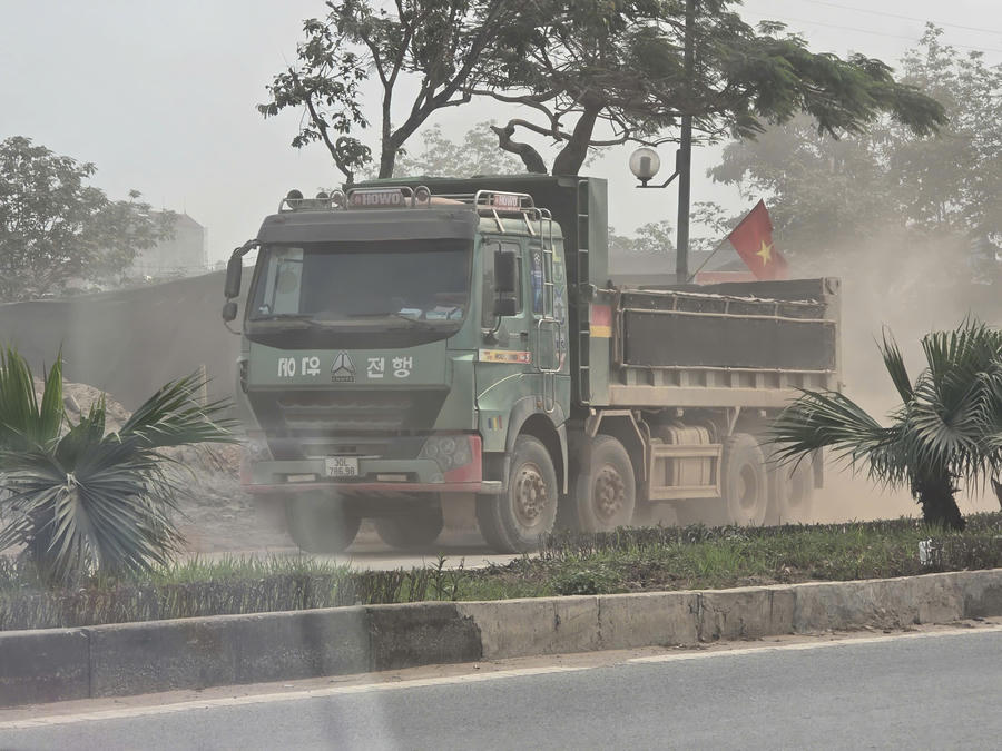Theo ghi nhận, đoạn đường Nguyễn Trác gần cầu vượt Tố Hữu thường xuyên xuất hiện bùn đất rơi vãi. Nhiều thời điểm, bụi đất bốc lên mù mịt khiến người tham gia giao thông cảm thấy bất an khi đi qua tuyến đường này.
