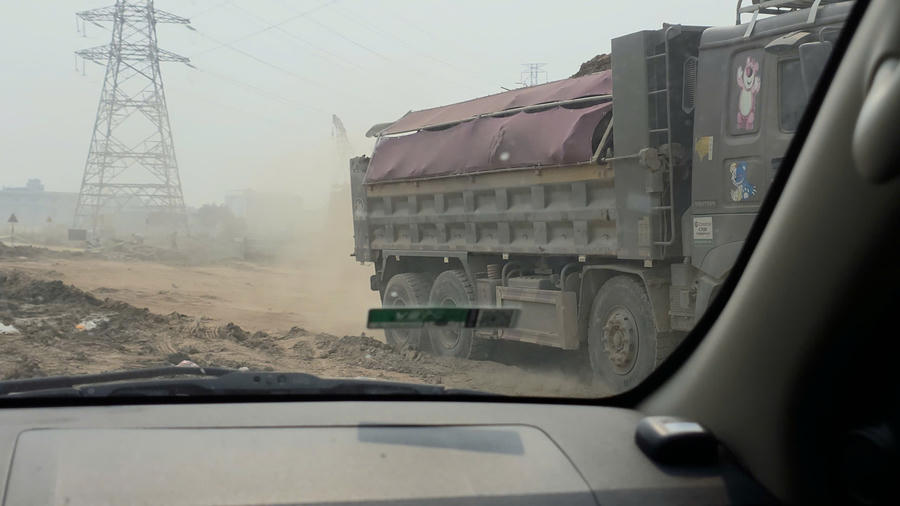 Không chỉ để bùn đất rơi vãi, nhiều xe chở đất có dấu hiệu quá khổ, quá tải. Đáng lưu ý, khi phát hiện PV ghi hình, một số phương tiện ngay lập tức dừng lại và không tiếp tục di chuyển.