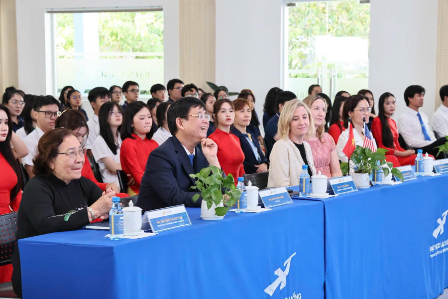 Bà Melissa Brown và đoàn công tác giao lưu với sinh viên.