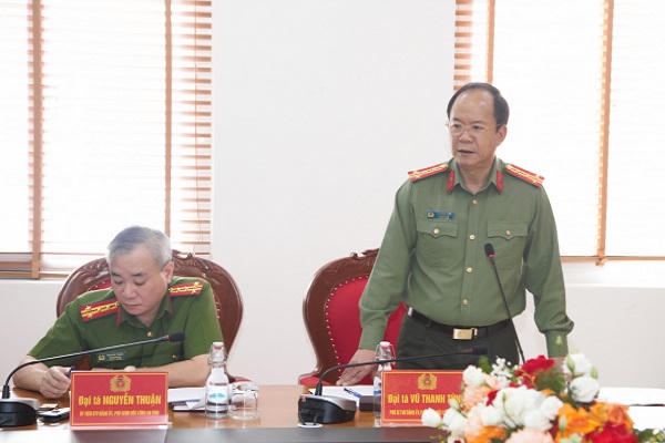 Đại tá Vũ Thanh Tùng, Phó Bí thư Đảng ủy, Phó Giám đốc Công an tỉnh Quảng Ninh phát biểu về công tác chuyển đổi số.