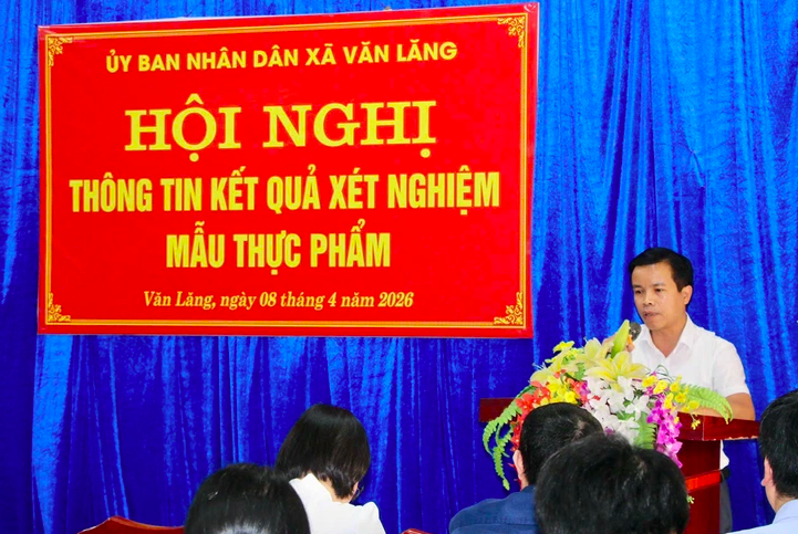 UBND xã Văn Lăng công bố kết quả xét nghiệm mẫu thịt lợn trong bếp ăn bán trú ở Trường mầm non Hòa Bình - Ảnh: Quốc Hoàn