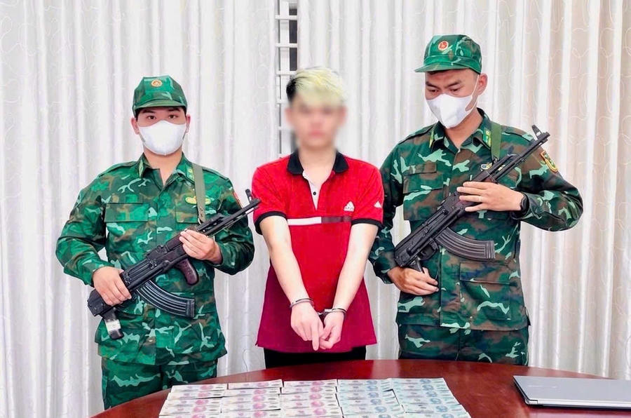 Lực lượng Bộ đội Biên phòng TP HCM bắt giữ 1 đối tượng cùng tang vật.