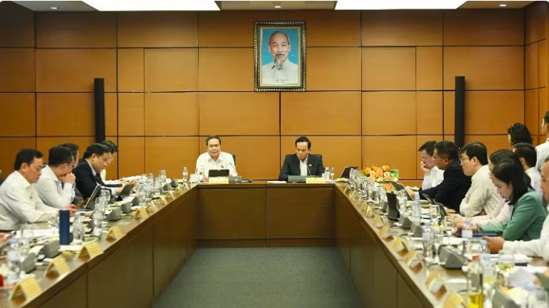 Đại biểu Quốc hội thảo luận tại tổ cho ý kiến về Dự án Luật Thủ đô (sửa đổi).