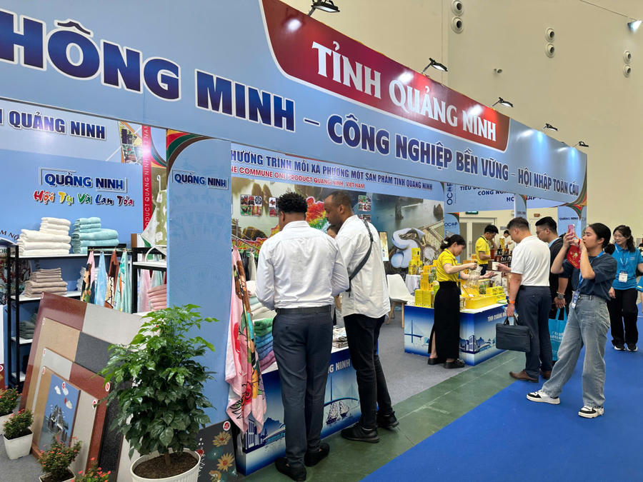 Gian hàng Quảng Ninh tại Vietnam Expo 2026 thu hút khách tham quan. (Ảnh: Minh Đức).