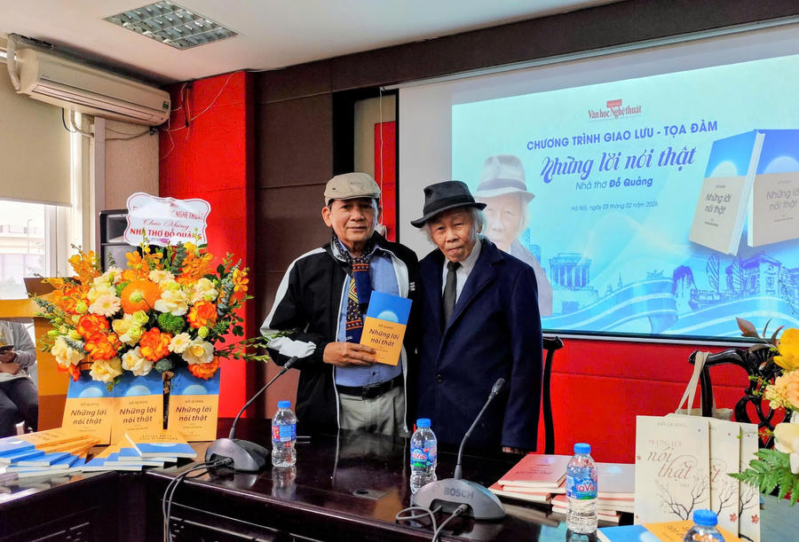 Nhà thơ Đỗ Quảng chụp ảnh lưu niệm cùng tác giả Ngô Đức Hành tại buổi ra mắt tuyển tập "Những lời nói thật" tái bản lần 2.