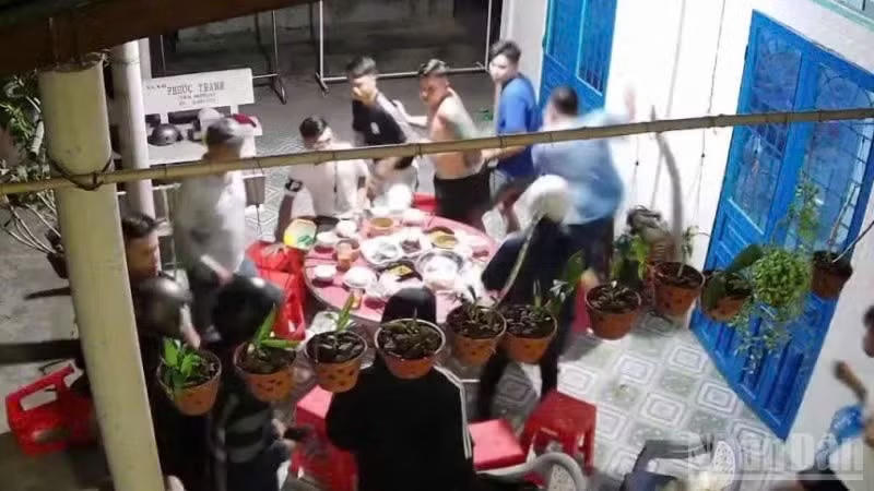 Nhóm đối tượng rất manh động. Ảnh được cắt từ clip