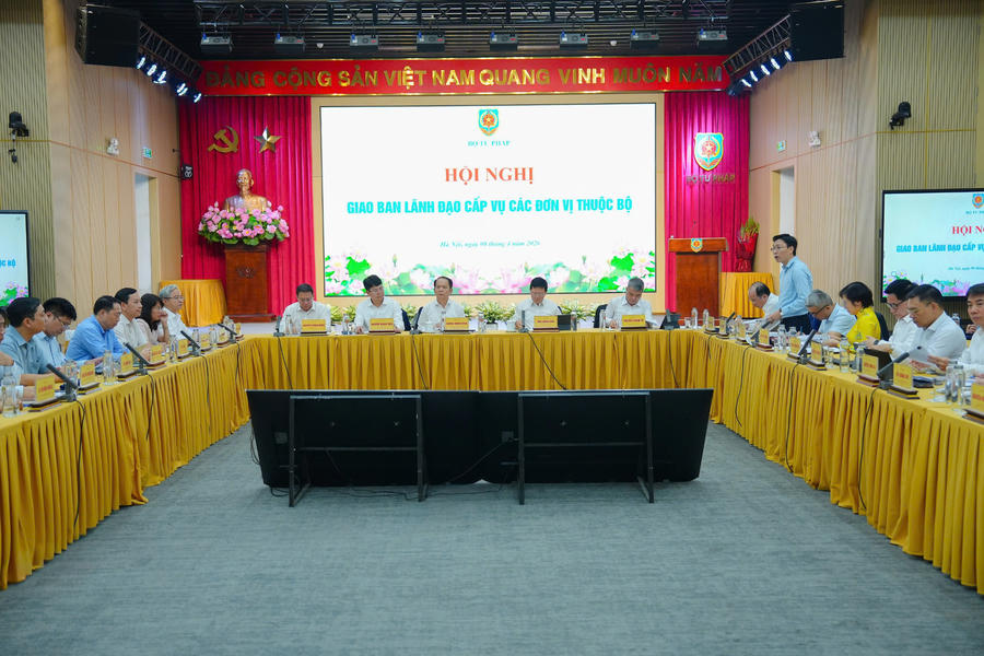 Tân Bộ trưởng Hoàng Thanh Tùng (người ngồi giữa) chủ trì Giao ban lãnh đạo cấp Vụ. Ảnh P.Mai