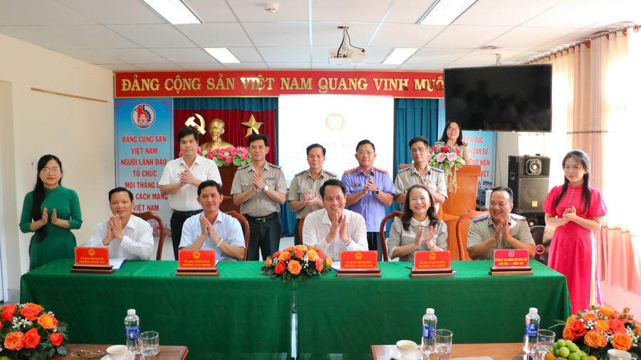 Đại diện UBND các phường ký kết quy chế phối hợp trước sự chứng kiến của THADS tỉnh, lãnh đạo các sở, ban, ngành địa phương.