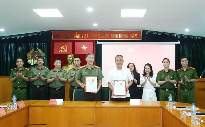 Trao văn bản ký kết Chương trình “THP Foundation - Cùng em vững bước tương lai” giữa Ban Biên tập An ninh Thủ đô và Nhà tài trợ Tân Hiệp Phát vào sáng 18-8-2025