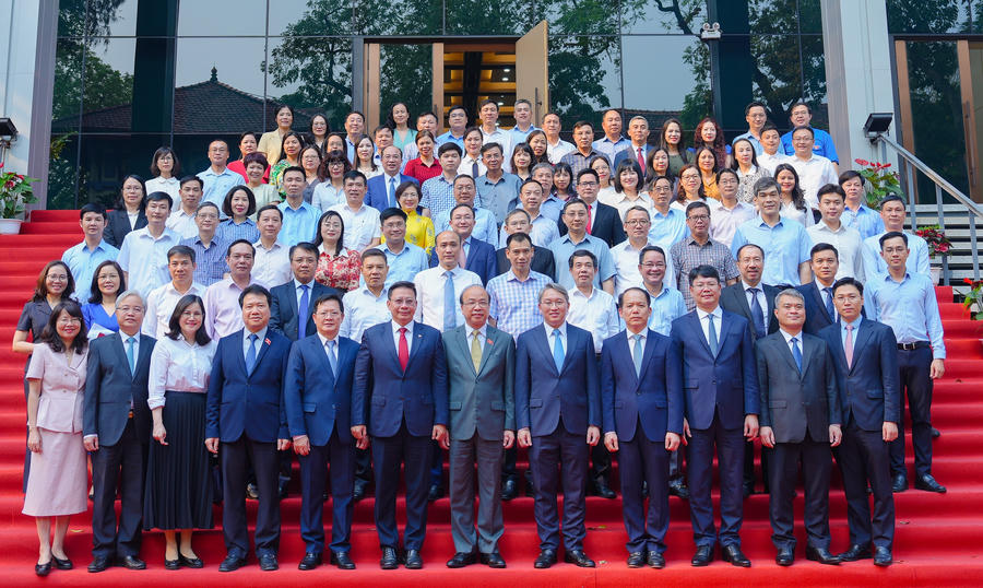 Chánh Văn phòng Trung ương Đảng Nguyễn Hải Ninh và Bộ trưởng Bộ Tư pháp Hoàng Thanh Tùng chụp ảnh lưu niệm cùng các đại biểu tham dự Lễ bàn giao công tác chiều ngày 8/4/2026