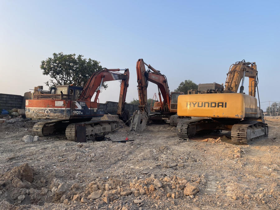 Xe múc bị bắt quả tang khi đang khai thác đất trái phép trong khu công nghiệp chui 72ha ở phường Phước Tân, Đồng Nai.