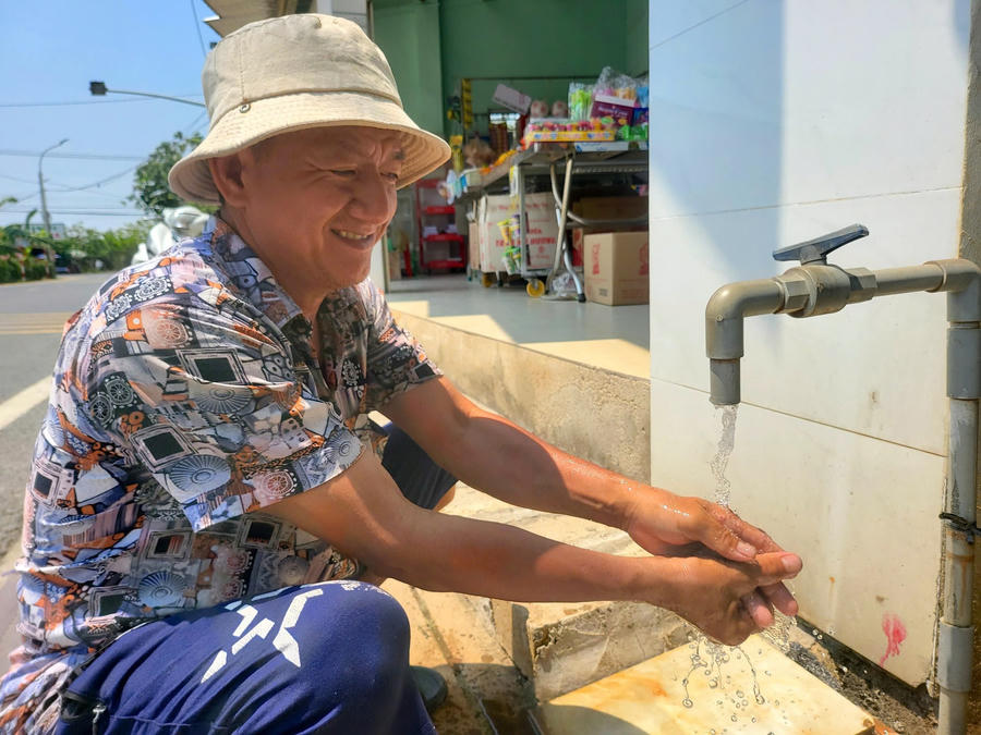 Ông Trần Hữu Lợi (ngụ tại KP Tân Triều) cho biết gia đình ông rất vui mừng khi có nước sạch sử dụng.