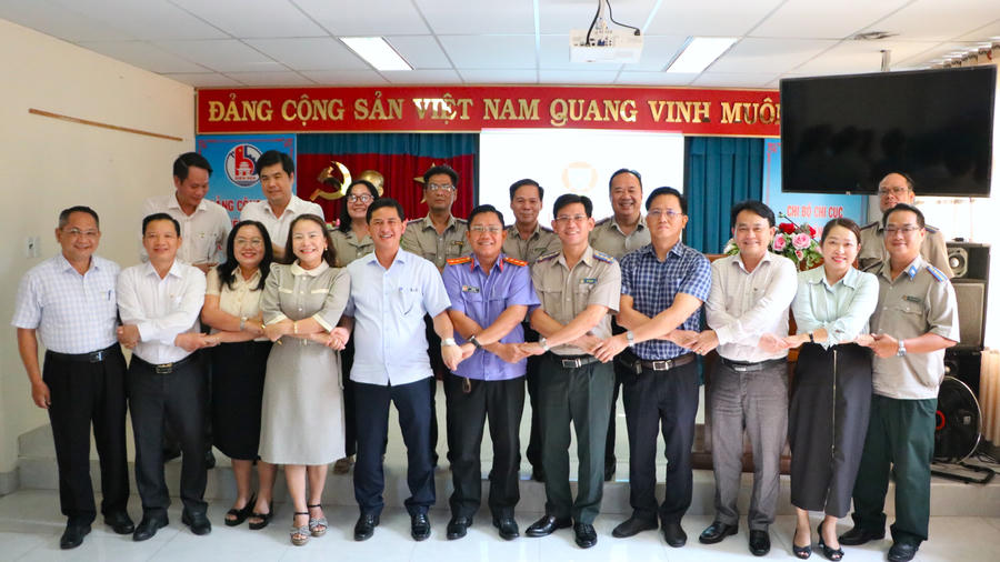 Các đại biểu chụp hình lưu niệm.