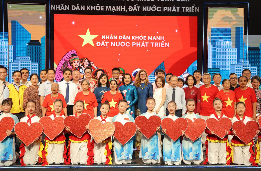 Phó Chủ tịch Quốc hội Nguyễn Thị Thanh, Bộ trưởng Bộ Y tế Đào Hồng Lan và các đại biểu.