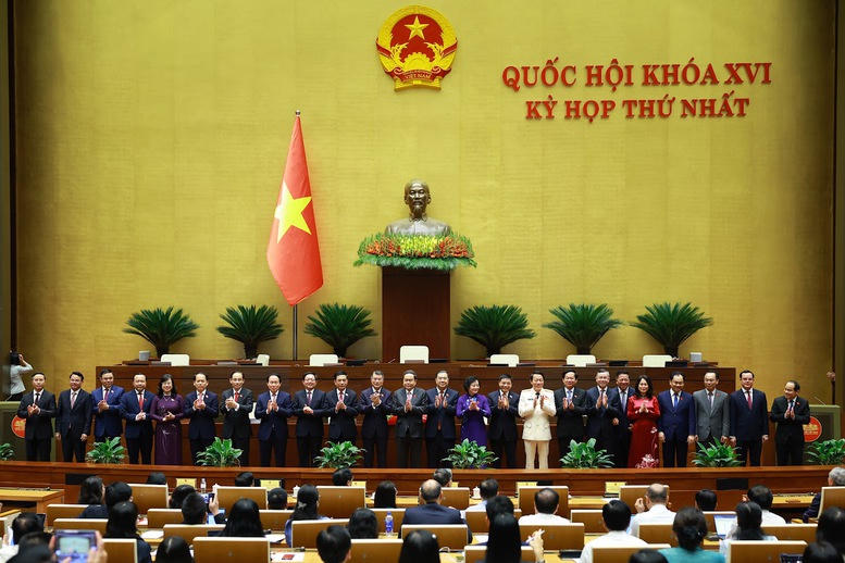 Chủ tịch Quốc hội Trần Thanh Mẫn chúc mừng Thủ tướng, Phó Thủ tướng Chính phủ, Bộ trưởng và thành viên khác của Chính phủ nhiệm kỳ 2026-2031 - Ảnh: VGP/Nhật Bắc