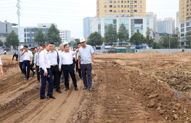 Chủ tịch UBND thành phố Hà Nội Vũ Đại Thắng kiểm tra tại công trường Dự án đầu tư xây dựng hồ đầu mối Mễ Trì. Ảnh: VGP