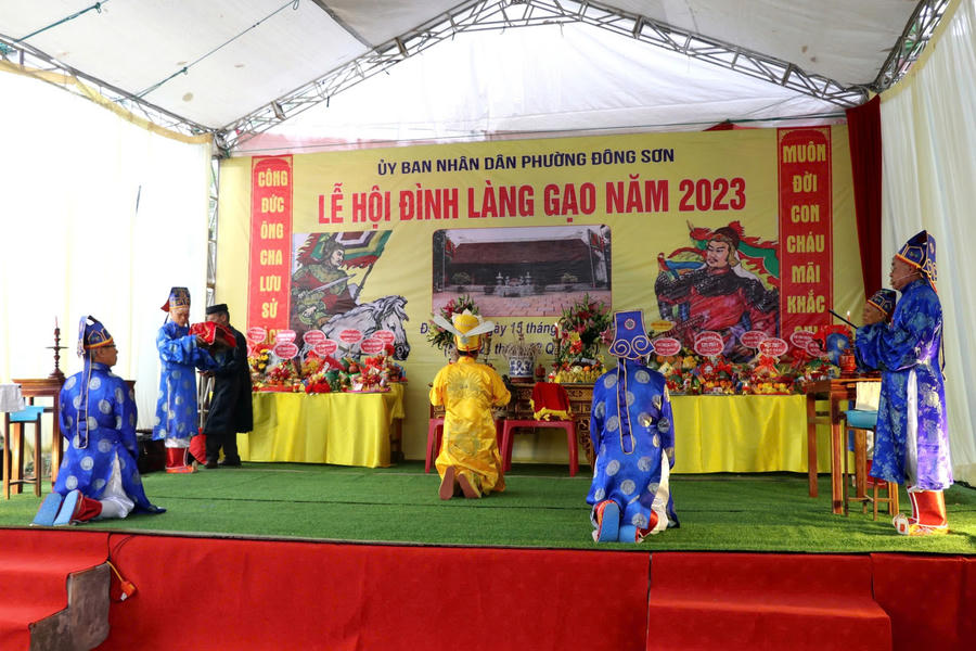 Phần lễ diễn ra trang nghiêm với các nghi thức truyền thống.