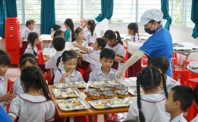 Một buổi ăn bán trú của học sinh Trường Tiểu học Mỹ Thủy, TPHCM