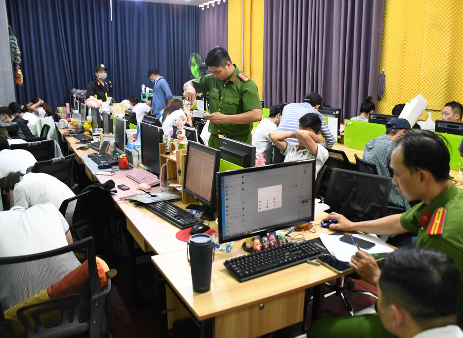 Lực lượng chức năng khám xét một tổ chức tội phạm "núp bóng" dưới Công ty Luật để&nbsp;hoạt động khủng bố, cưỡng đoạt tài sản. (Ảnh: IT).