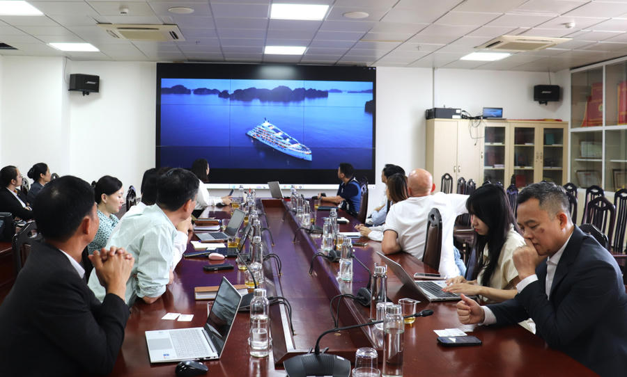 Các đại biểu theo dõi giới thiệu tiềm năng du lịch Quảng Ninh qua video.