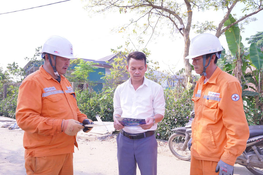 Tuyên truyền người dân sử dụng điện an toàn, tiết kiệm và hiệu quả trong mùa nắng.