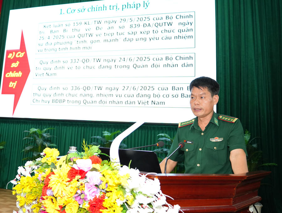 Đại tá Nguyễn Văn Huệ - Phó Tham mưu trưởng Ban Chỉ huy BĐBP tỉnh Cà Mau, trình bày hai chuyên đề về nội dung Quy định số 946 và Thông tư số 19 của Bộ trưởng Quốc phòng.