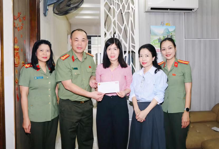 Đoàn công tác trao tặng quà hỗ trợ hai con của Liệt sĩ Nguyễn Văn Út.