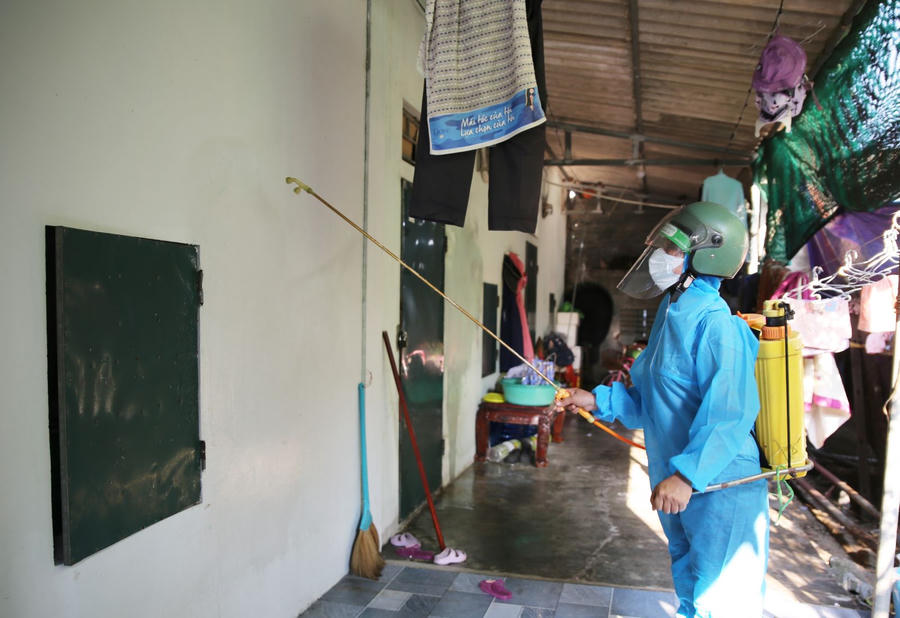 Phun thuốc diệt muỗi trưởng thành cho tất cả các hộ dân.