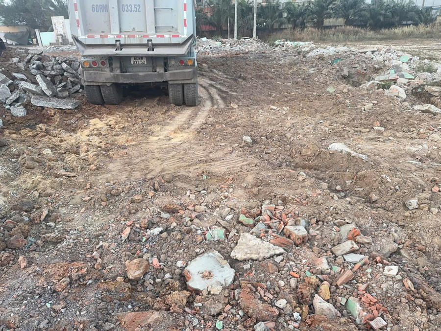 Xe vận chuyển đất trái phép từ khu công nghiệp chui 72ha ra bên ngoài.