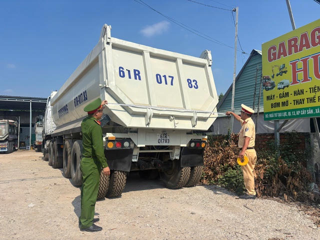 CSGT TPHCM kiểm tra xe tải tự đổ, sơ mi rơ moóc từ 15 tấn trong đợt tổng rà soát phương tiện. Ảnh: VGP