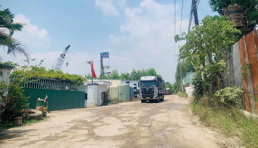 Nhiều công trình trái phép được xây dựng, xe hạng nặng di chuyển làm hư hỏng đường dân sinh.