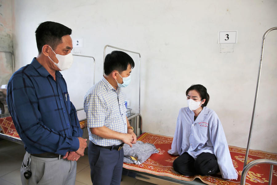 Lãnh đạo&nbsp;CDC Hà Tĩnh kiểm tra sức khỏe bệnh nhân đang điều trị tại Bệnh viện.