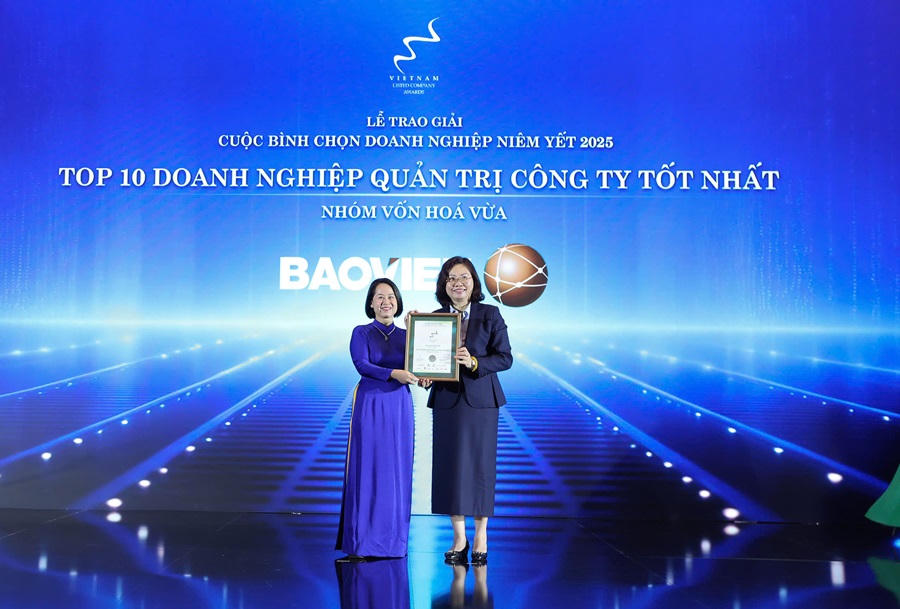 Đại diện Tập đoàn Bảo Việt nhận Giải Nhì Báo cáo phát triển bền vững nhóm ngành tài chính tại Cuộc Bình chọn Doanh nghiệp Niêm yết 2025.