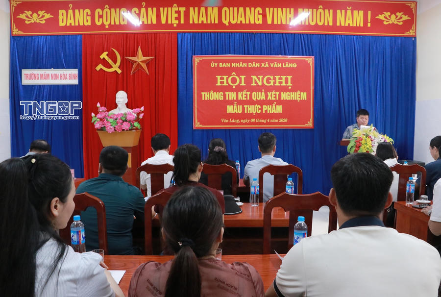 UBND xã Văn Lăng thông tin kết quả xét nghiệm mẫu thực phẩm cung cấp cho Trường Mầm non Hòa Bình. Ảnh: K.O