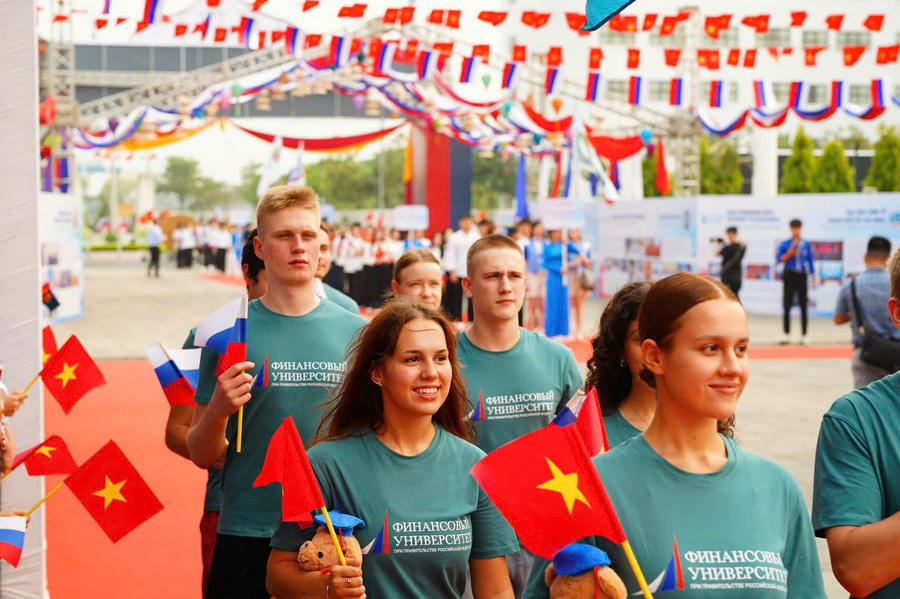 Màn diễu hành của đại diện&nbsp;các trường Liên bang Nga.