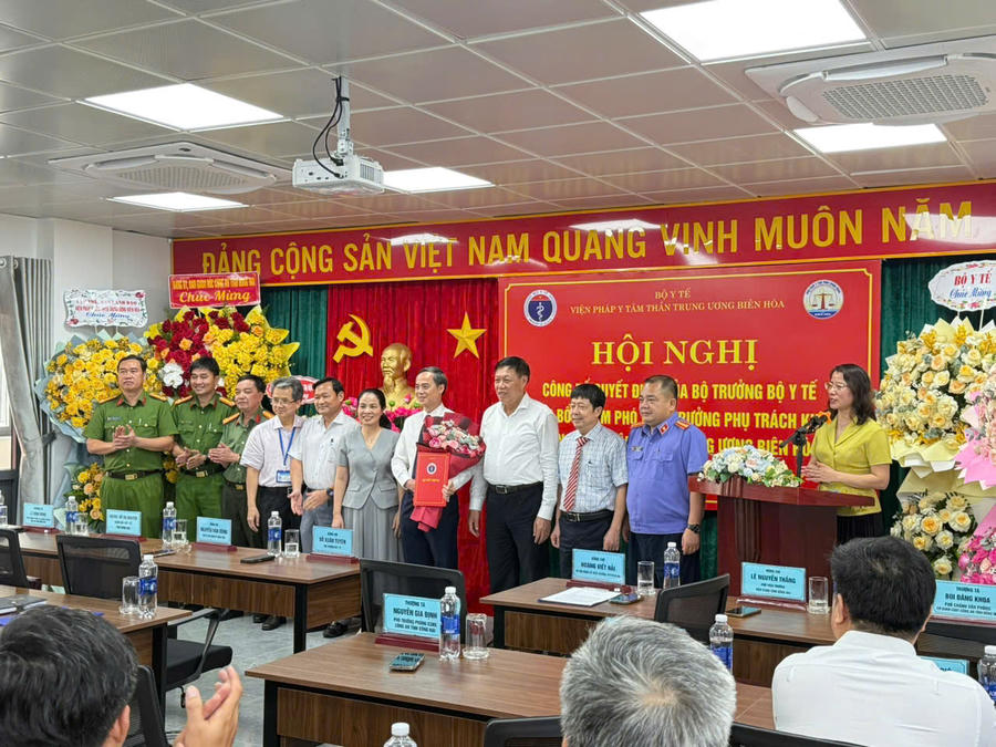 Đại diện liên ngành tố tụng tỉnh Đồng Nai chúc mừng ông Đỗ Văn Thắng - Tân Phó Viện trưởng phụ trách kinh tế Viện Pháp y tâm thần Trung ương Biên Hòa