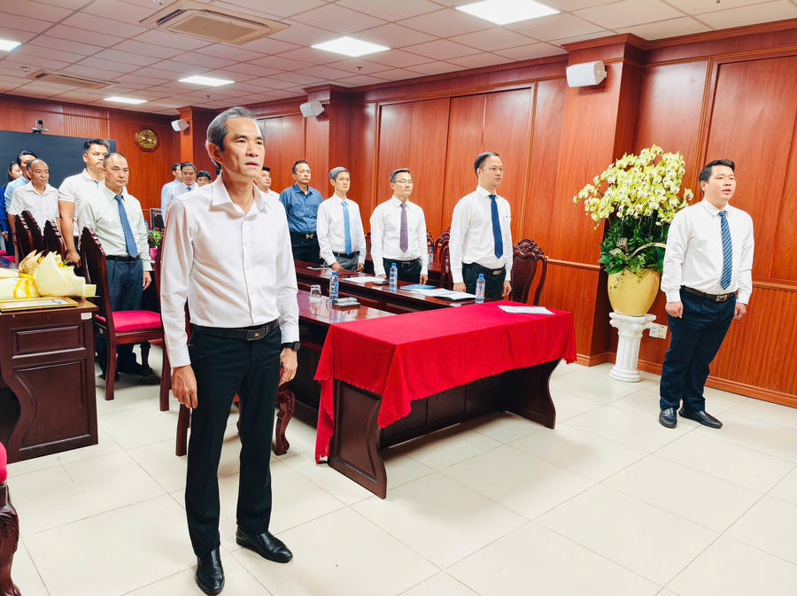 Đại biểu tham dự Lễ kết nạp đảng viên mới của Chi bộ Hội Doanh nhân trẻ Đồng Nai thực hiện nghi thức chào cờ.