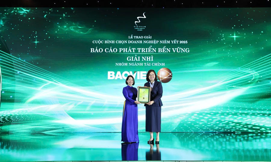 Đại diện Tập đoàn Bảo Việt nhận giải thưởng Top 10 Doanh nghiệp Quản trị Công ty tốt nhất nhóm vốn hóa vừa tại lễ trao giải VLCA 2025.