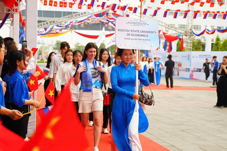 Màn diễu hành của đại diện&nbsp;các trường Liên bang Nga.